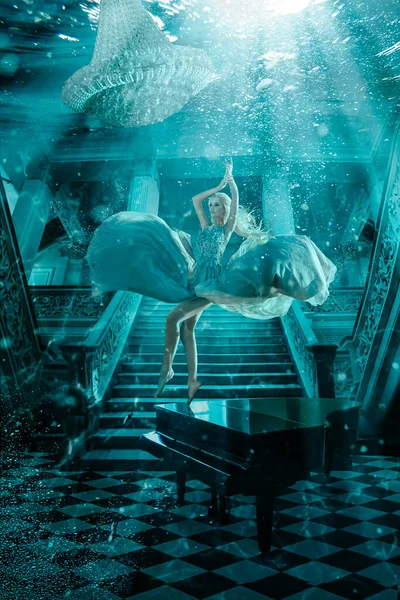 Όμορφη Γυναίκα Κάτω Από Νερό Πιάνο — Φωτογραφία Αρχείου
