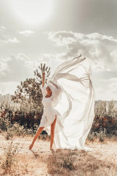Schöne Frau Weißen Kleid — Stockfoto