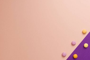 Renkli arka planda çok renkli şekerler ile yuvarlak.