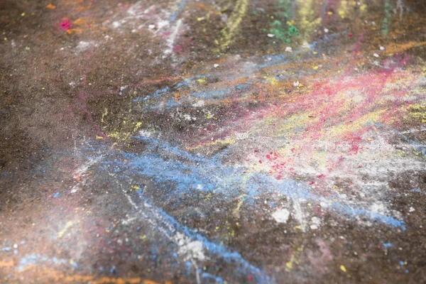 Kaldırımda bir çocuk renkli tebeşir boyama detay. Çocukluk.