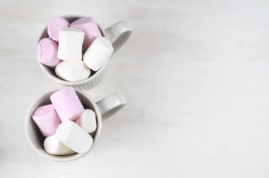 Şekerlemeli sıcak çikolata bardakları. Noel tatili konsepti. Sıcak kış arkaplanı.