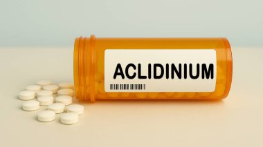 Bir kutu ACLIDINIUM tableti, COPD 'nin bronkodilatörünü yönetmek için kullanılan bir hastane eczane masasının üzerinde..