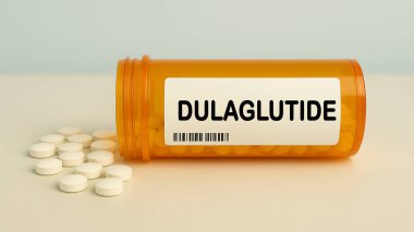 Tip 2 diyabetini tedavi etmek için kullanılan hastane eczane masasındaki bir kutu DULAGLUTIDE tableti GLP1 reseptör agonisti.