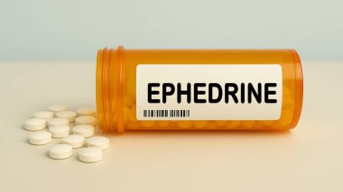 Düşük kan basıncı ve burun tıkanıklığını tedavi etmek için kullanılan bir hastane eczane masasındaki bir kutu EPHEDRINE tableti..