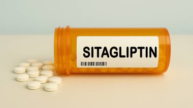 Tip 2 diyabetteki kan şekerini kontrol etmek için kullanılan hastane eczane masasında bulunan bir kutu SITAGLIPTIN tableti DPP4 inhibitörü..