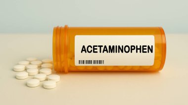 Bir kutu ACETAMINOPHEN tableti, ağrı ve ateşi azaltmak için kullanılan bir hastane eczane masasının üzerinde. Ağrı kesici ve antipiretik..