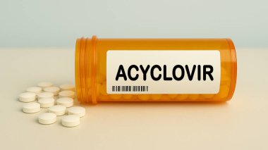 Bir kutu ACYCLOVIR tableti uçuk enfeksiyonlarını tedavi etmek için kullanılan bir hastane eczane masasının üzerinde..