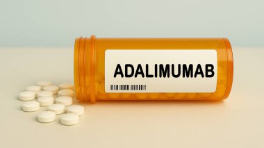 Otoimmün hastalıkların tedavisinde kullanılan bir hastane eczane masasındaki ADALIMUMAB tabletleri bir TNF alfa inhibitörü..
