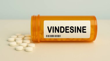 Kanseri tedavi etmek için kullanılan bir hastane eczane masasındaki VINDESINE tabletlerinin kutusu vinca alkaloid kemoterapi..