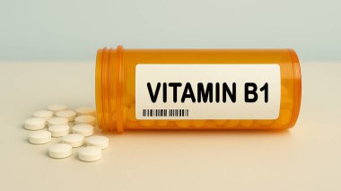 Tiamin eksikliğini vitamin takviyesi olarak kullanan bir hastane eczane masasındaki VITAMIN B1 tabletleri..