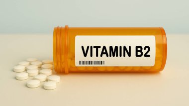 Riboflavin eksikliğini vitamin takviyesi olarak kullanan bir hastane eczane masasındaki VITAMIN B2 tabletleri..