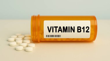 Kobalamin eksikliğini vitamin takviyesi olarak kullanan bir hastane eczane masasındaki VITAMIN B12 tabletleri..