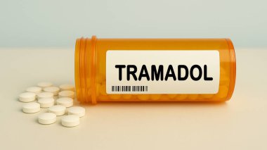 Hastanenin eczane masasındaki bir kutu TRAMADOL tableti orta ve şiddetli ağrı kesicileri tedavi etmek için kullanılır..