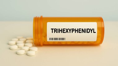 Parkinson hastalığının antikolinerjik tedavisinde kullanılan bir hastane masasında bir kutu trihexyPHENIDYL tableti..