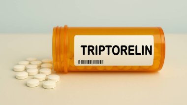 Prostat kanseri ve endometriyozis tedavisi için kullanılan hastane eczane masasındaki bir kutu triptoRELIN tableti..