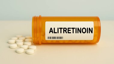 Kaposi sarkomu 'ndaki deri lezyonlarını tedavi etmek için kullanılan bir hastane masasındaki ALITRETINOIN tabletleri kutusu bir retinoid..