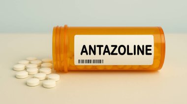 Bir kutu ANTAZOLINE tableti alerji semptomlarını tedavi etmek için kullanılan bir hastane eczane masasındaki antihistamin..