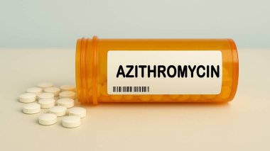 Bakteriyel enfeksiyonları tedavi etmek için kullanılan bir hastane eczane masasındaki bir kutu AZITHROMYCIN tableti makrolit antibiyotik..
