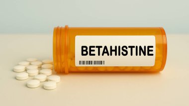 Vertigo ve Meniere hastalıklarını tedavi etmek için kullanılan hastane eczane masasındaki bir kutu BETAHISTINE tableti histamin analog..