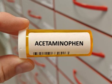 Hastane eczane masasındaki ACETAMINOPHEN tabletlerinin kutusu, ağrıyı hafifletmek ve ateşi düşürmek için kullanılır.