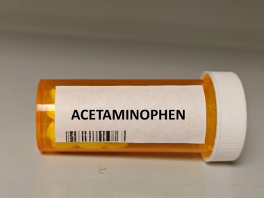 Hastane eczane masasındaki ACETAMINOPHEN tabletlerinin kutusu, ağrıyı hafifletmek ve ateşi düşürmek için kullanılır.