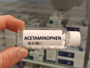 Hastane eczane masasındaki ACETAMINOPHEN tabletlerinin kutusu, ağrıyı hafifletmek ve ateşi düşürmek için kullanılır.