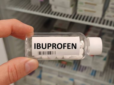 Masaya konmuş bir kutu ibuprofen tableti. Günlük kullanımda iltihap önleyici ağrı kesici..