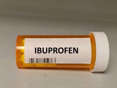 Masaya konmuş bir kutu ibuprofen tableti. Günlük kullanımda iltihap önleyici ağrı kesici..