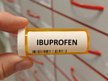Masaya konmuş bir kutu ibuprofen tableti. Günlük kullanımda iltihap önleyici ağrı kesici..