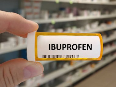 Masaya konmuş bir kutu ibuprofen tableti. Günlük kullanımda iltihap önleyici ağrı kesici..