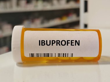 Masaya konmuş bir kutu ibuprofen tableti. Günlük kullanımda iltihap önleyici ağrı kesici..