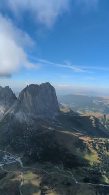 Kuzey İtalya 'daki Dolomitler' in tepelerinden yükselen paraglider açık mavi gökyüzünün altında