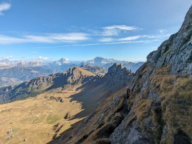 İtalyan Dolomitlerinin güzel manzarası, ferrata ile doğa yürüyüşü ve tırmanma için harika bir yer.