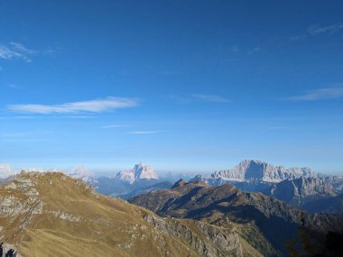 İtalyan Dolomitlerinin güzel manzarası, ferrata ile doğa yürüyüşü ve tırmanma için harika bir yer.