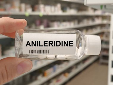 Hastanenin eczane masasındaki bir kutu ANILERIDINE tableti orta ve şiddetli ağrı kesicileri tedavi etmek için kullanılır..