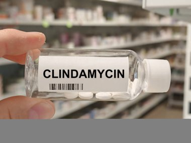Bakteriyel enfeksiyonları tedavi etmek için kullanılan bir hastane eczane masasındaki bir kutu CLINDAMYCIN tabletleri lincosamide antibiyotiği..