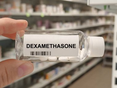 Bir kutu DEXAMETHASone hapları iltihabı azaltmak için kullanılan bir hastane eczane masasının üzerindeki kortikosteroid..