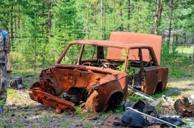 Sovyet arabasının demir paslı gövdesi Yakutia tundragenç bir ladin ormanda yatıyor.