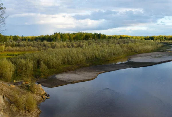 Ljus Solnedgång Med Reflektion Vatten Moln Liten Flod Kempendyay Yakutia — Stockfoto