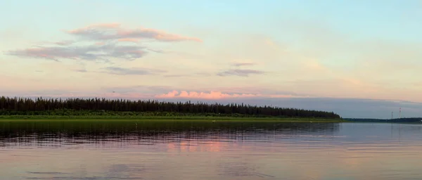 Jasny Pomarańczowy Zachód Słońca Chmurami Słońca Nad Brzegiem Północnej Rzeki — Zdjęcie stockowe