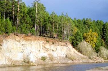 Sonbaharda Yakutistan'da kuzey kempendyay nehri, su ve orman tarafından tahrip kıyı yakınlarındaki ladin tundra içine akar kuş delikleri ile kil blöfleri üzerinde.