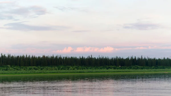 Riva Del Selvaggio Fiume Viluy Settentrionale All Inizio Della Taiga — Foto Stock