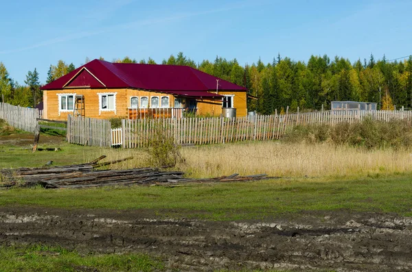 Uma Nova Casa Privada Feita Madeira Com Telhado Vermelho Fica — Fotografia de Stock