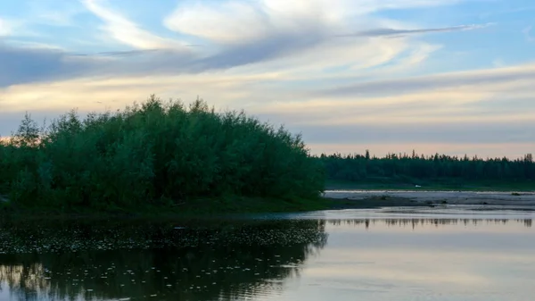 Silhouette Eines Autos Ufer Des Nördlichen Flusses Viluy Bei Sonnenuntergang — Stockfoto