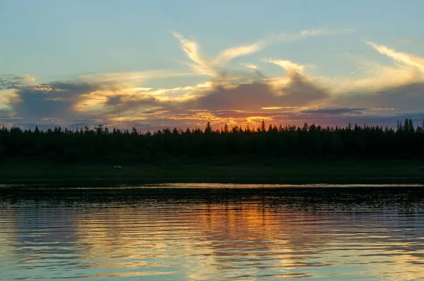 Élénk Narancssárga Naplemente Mögött Felhők Nap Bankok Északi Folyó Viluy — Stock Fotó