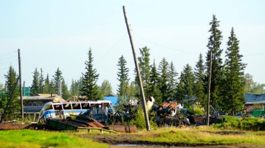 Ulus suntar içinde Yakutia ormandaki ormanda Kuzey köyünde eski metal otobüs ve araba dökümü.