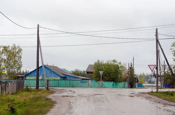Molhado Garfo Estrada Sem Asfalto Norte Aldeia Yakut Suntar Dia — Fotografia de Stock