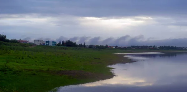 Extrañas Nubes Monótonas Flotan Distancia Cielo Noche Atardecer Sobre Río —  Fotos de Stock