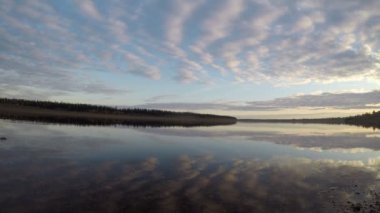 Yakutia'daki Viluy nehrinin bulutlarının yansıması ile suyun titreyen yüzeyi 