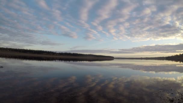 La surface tremblante de l'eau avec le reflet des nuages de la rivière Viluy à Yakoutie — Video